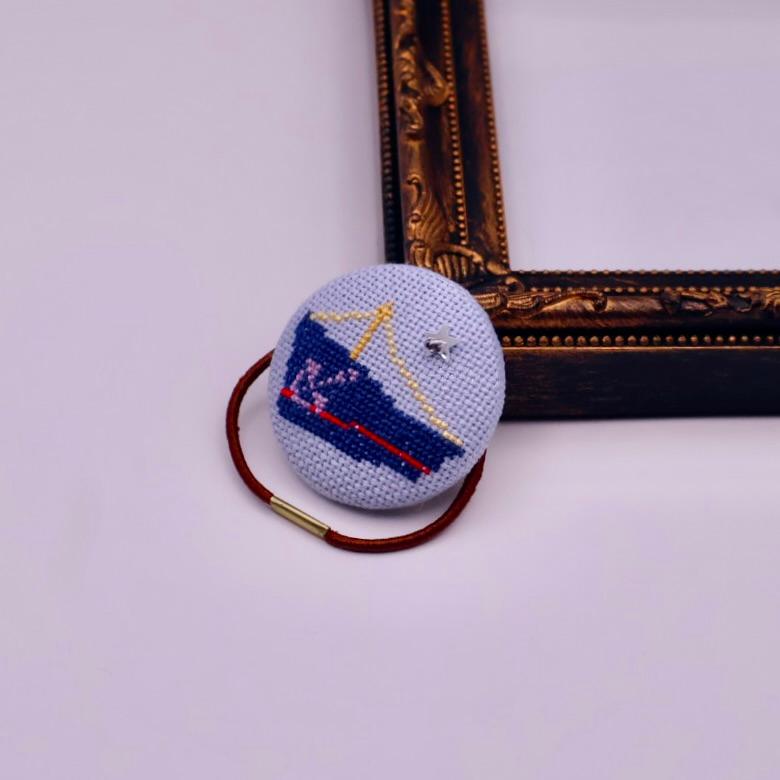 星と船 くるみボタンのヘアゴム クロスステッチ刺繍1枚目の画像